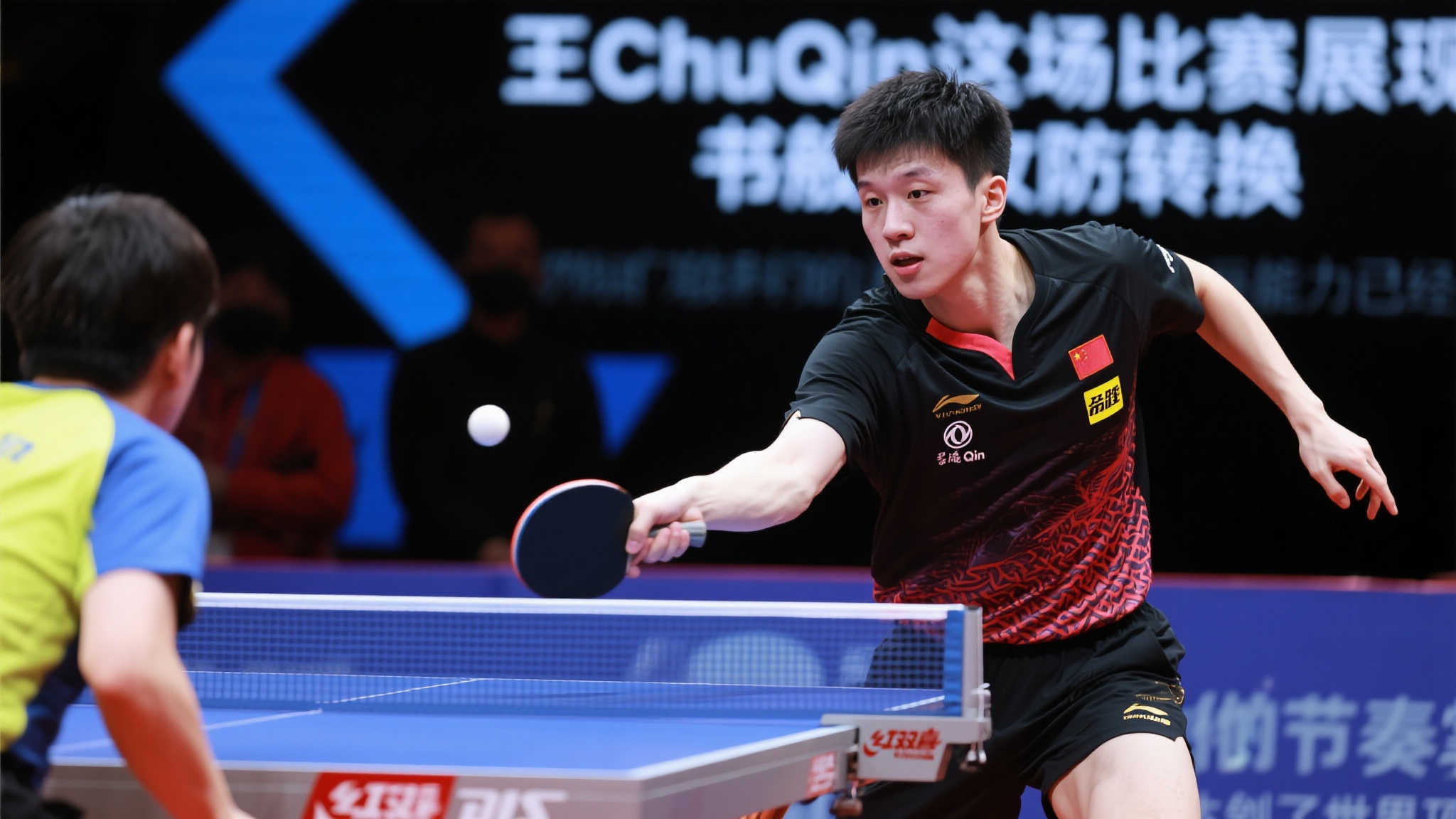 王皓掌声雷动，国乒王楚钦多哈男单次轮强势横扫雨果队友，尽显王者风范